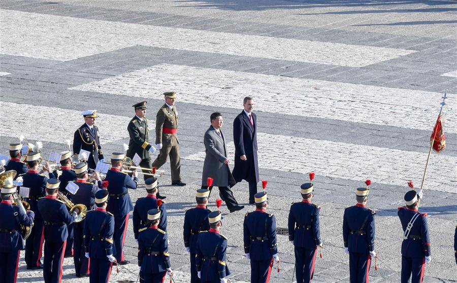 Chinese President Xi Jinping, accompanied by Spain\'s King Felipe VI, inspects the honour guard at Plaza de la Armeria in Madrid, Spain, Nov. 28, 2018. Xi was welcomed by King Felipe VI with a grand ceremony. (Xinhua/Gao Jie)