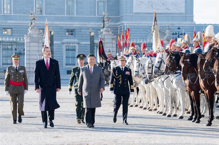 Chinese President Xi Jinping, accompanied by Spain\'s King Felipe VI, inspects the honour guard at Plaza de la Armeria in Madrid, Spain, Nov. 28, 2018. Xi was welcomed by King Felipe VI with a grand ceremony. (Xinhua/Li Xueren)