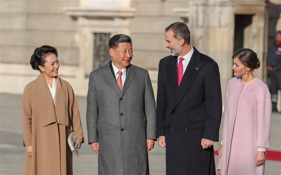 Chinese President Xi Jinping (2nd L) and his wife Peng Liyuan (1st L) talk with Spain\'s King Felipe VI (2nd R) and Queen Letizia in Madrid, Spain, Nov. 28, 2018. Xi was welcomed by King Felipe VI with a grand ceremony. (Xinhua/Xie Huanchi)