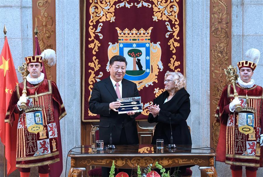 Chinese President Xi Jinping is conferred with a golden key to the city of Madrid at a presentation ceremony held in Madrid City Hall in Madrid, Spain, Nov. 28, 2018. (Xinhua/Rao Aimin)