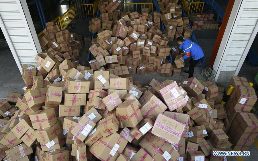 A staff member works at the distribution center of an express company in Yinchuan, capital of northwest China\'s Ningxia Hui Autonomous Region, Nov. 12, 2018. China\'s express delivery sector handled 50.5 billion parcels in 2018, up 25.8 percent year on year, data from the State Post Bureau (SPB) showed. Gross business revenue of the sector increased 21.2 percent year on year to hit 601 billion yuan (about 88 billion U.S. dollars) last year, according to the SPB. (Xinhua/Wang Peng)