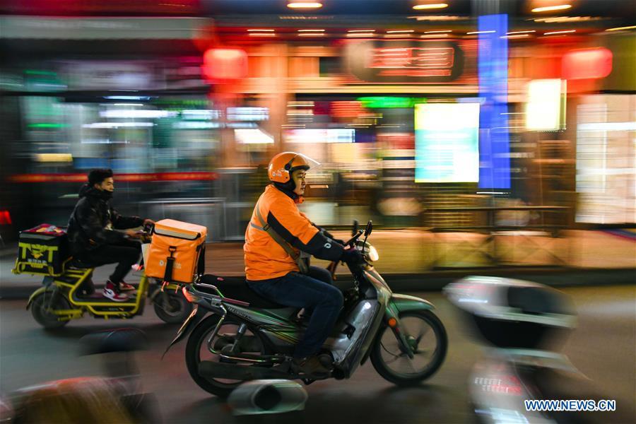 Hearing-impaired delivery rider Yang Pengpeng is pictured during work in Kuiwen District of Weifang, east China\'s Shandong Province, Nov. 8, 2018. China\'s express delivery sector handled 50.5 billion parcels in 2018, up 25.8 percent year on year, data from the State Post Bureau (SPB) showed. Gross business revenue of the sector increased 21.2 percent year on year to hit 601 billion yuan (about 88 billion U.S. dollars) last year, according to the SPB. (Xinhua/Guo Xulei)