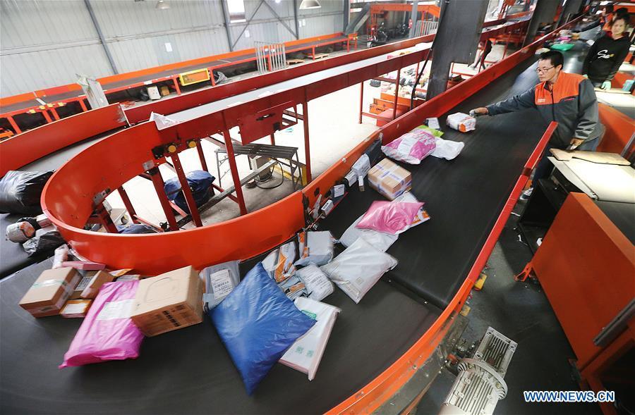 Employees work at the distribution center of a delivery company in Lianyungang, east China\'s Jiangsu Province, Nov. 11, 2018. China\'s express delivery sector handled 50.5 billion parcels in 2018, up 25.8 percent year on year, data from the State Post Bureau (SPB) showed. Gross business revenue of the sector increased 21.2 percent year on year to hit 601 billion yuan (about 88 billion U.S. dollars) last year, according to the SPB. (Xinhua/Xu Congjun)