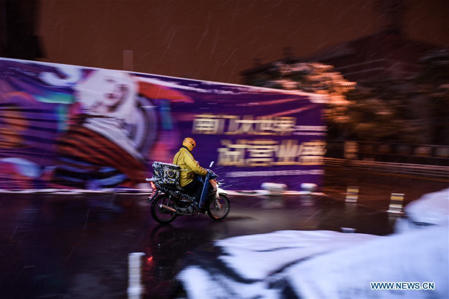 A food delivery courier rides in snow in Xining, capital of northwest China\'s Qinghai Province, Nov. 3, 2018. China\'s express delivery sector handled 50.5 billion parcels in 2018, up 25.8 percent year on year, data from the State Post Bureau (SPB) showed. Gross business revenue of the sector increased 21.2 percent year on year to hit 601 billion yuan (about 88 billion U.S. dollars) last year, according to the SPB. (Xinhua/Wu Gang)