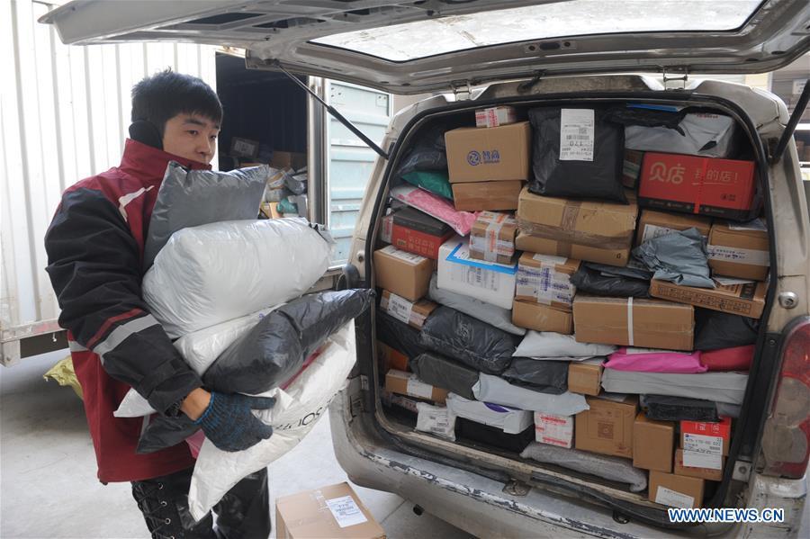 An express delivery company staff member loads parcels onto a van in Fuyang, east China\'s Anhui Province, Dec. 12, 2018. China\'s express delivery sector handled 50.5 billion parcels in 2018, up 25.8 percent year on year, data from the State Post Bureau (SPB) showed. Gross business revenue of the sector increased 21.2 percent year on year to hit 601 billion yuan (about 88 billion U.S. dollars) last year, according to the SPB. (Xinhua/Wang Biao)