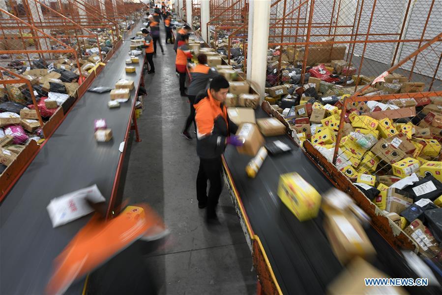 Staff members work at the distribution center of an express company in Yinchuan, northwest China\'s Ningxia Hui Autonomous Region, Nov. 12, 2018. China\'s express delivery sector handled 50.5 billion parcels in 2018, up 25.8 percent year on year, data from the State Post Bureau (SPB) showed. Gross business revenue of the sector increased 21.2 percent year on year to hit 601 billion yuan (about 88 billion U.S. dollars) last year, according to the SPB. (Xinhua/Wang Peng)