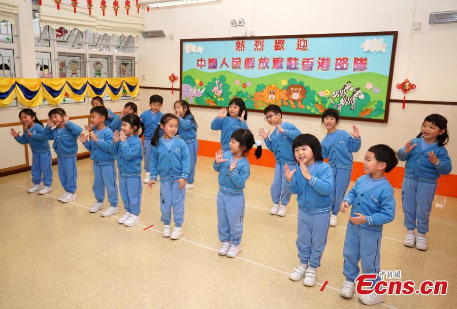 Children at Ka Fuk Baptist Church Pre-School perform for visiting members of the PLA troops stationed in Hong Kong, Jan. 24, 2019. (Photo: China News Service/Zhang Wei)