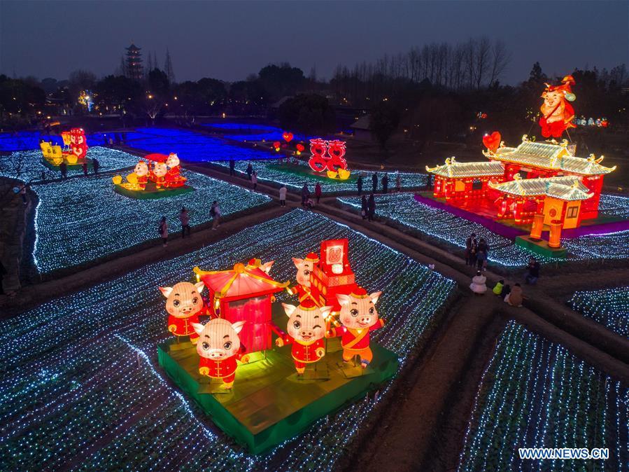 Aerial photo taken on Jan. 28, 2019 shows lanterns installed in Wuzhen, east China\'s Zhejiang Province. A local lantern festival, presenting over 330 lanterns, was held here before the Spring Festival, or the Chinese Lunar New Year, which falls on Feb. 5 this year. (Xinhua/Xu Yu)