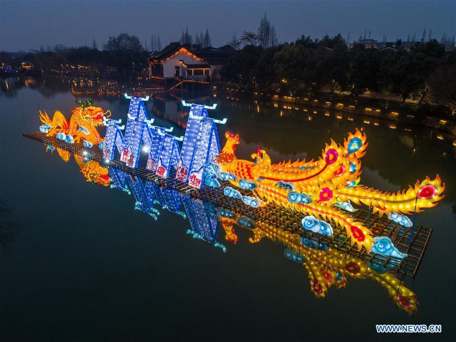 Aerial photo taken on Jan. 28, 2019 shows the dragon and phoenix lanterns in Wuzhen, east China\'s Zhejiang Province. A local lantern festival, presenting over 330 lanterns, was held here before the Spring Festival, or the Chinese Lunar New Year, which falls on Feb. 5 this year. (Xinhua/Xu Yu)