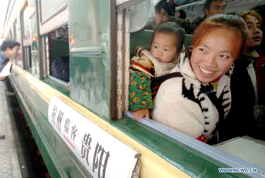 File photo taken on Jan. 5, 2007 shows passengers onboard a temporary train for migrant workers at Hangzhou Railway Station in Hangzhou, east China\'s Zhejiang Province. Platforms, witnessing memorable moments of joy and sadness, are the epitome of each year\'s Spring Festival travel rush, during which hundreds of millions of Chinese go back to their hometowns for family gatherings. (Xinhua/Wang Dingchang)