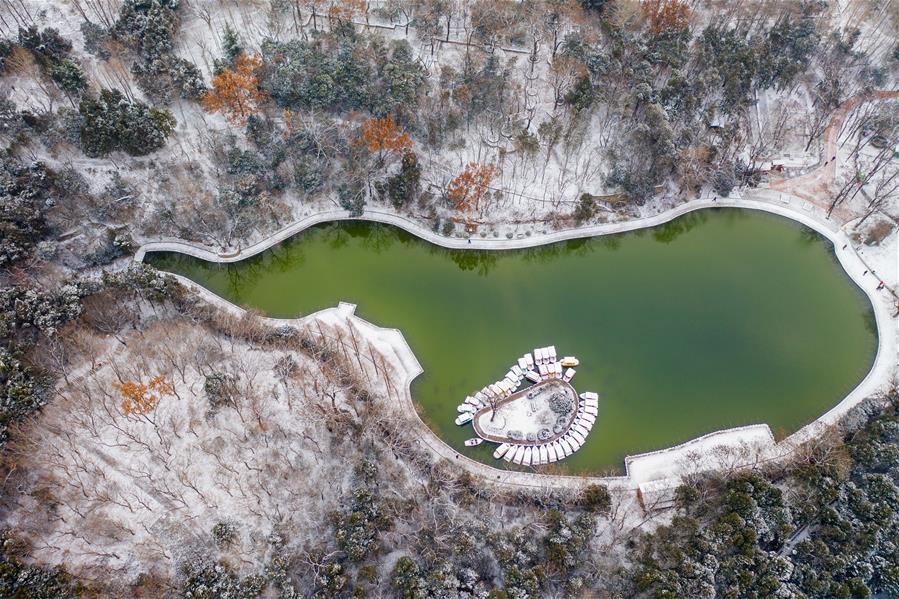 Aerial photo taken on Feb. 9, 2019 shows the snowy scenery of Xiangshan park in Huaibei, east China\'s Anhui Province. (Xinhua/Wang Wen)