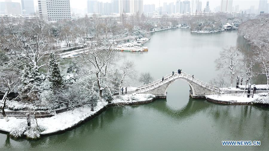 Aerial photo taken on Feb. 9, 2019 shows tourists visiting the snowy scenery at the Lord Bao Park in Hefei, capital of east China\'s Anhui Province, Feb. 9, 2019. A snowfall hit Hefei recently. (Xinhua/Zhang Duan)