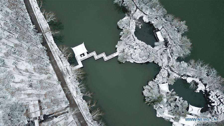 Aerial photo taken on Feb. 9, 2019 shows the snowy scenery at the Lord Bao Park in Hefei, capital of east China\'s Anhui Province, Feb. 9, 2019. A snowfall hit Hefei recently. (Xinhua/Zhang Duan)