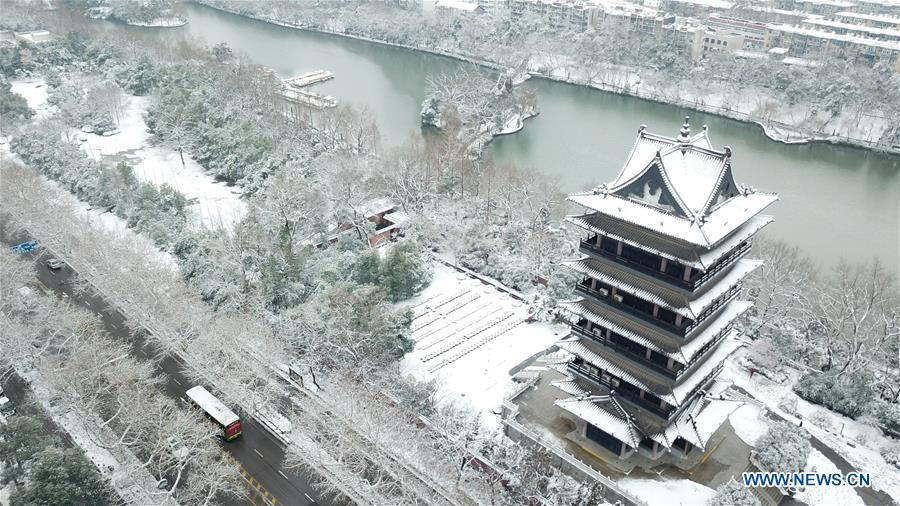 Aerial photo taken on Feb. 9, 2019 shows the snowy scenery at the Lord Bao Park in Hefei, capital of east China\'s Anhui Province, Feb. 9, 2019. A snowfall hit Hefei recently. (Xinhua/Zhang Duan)