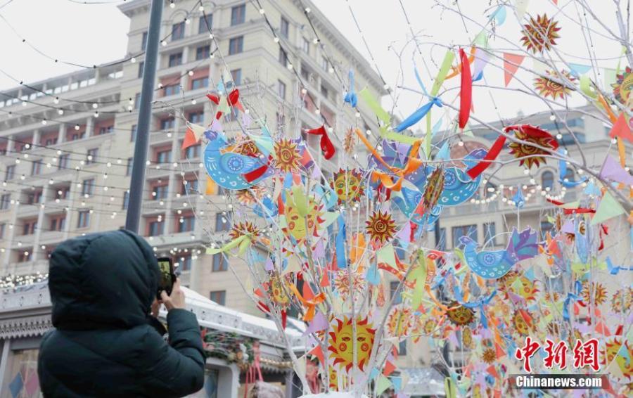 People take part in the celebration of Maslenitsa, or Pancake Week, in Moscow, Russia, March 4, 2019. Maslenitsa is a traditional Russian holiday marking the end of winter that dates back to pagan times. (Photo: China News Service/Wang Xiujun)