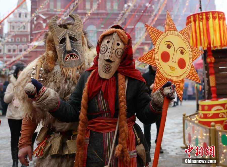 People take part in the celebration of Maslenitsa, or Pancake Week, in Moscow, Russia, March 4, 2019. Maslenitsa is a traditional Russian holiday marking the end of winter that dates back to pagan times. (Photo: China News Service/Wang Xiujun)