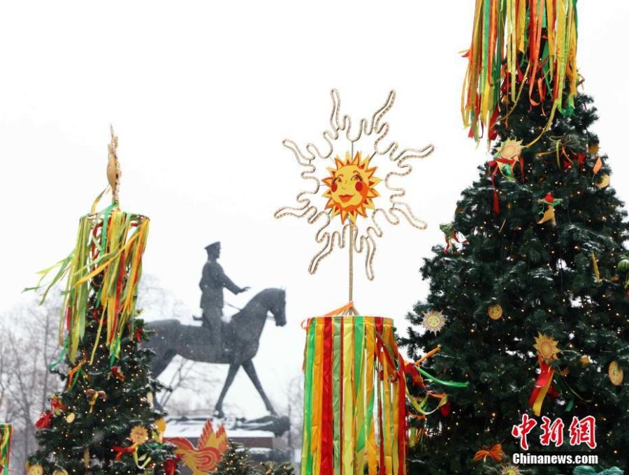 People take part in the celebration of Maslenitsa, or Pancake Week, in Moscow, Russia, March 4, 2019. Maslenitsa is a traditional Russian holiday marking the end of winter that dates back to pagan times. (Photo: China News Service/Wang Xiujun)