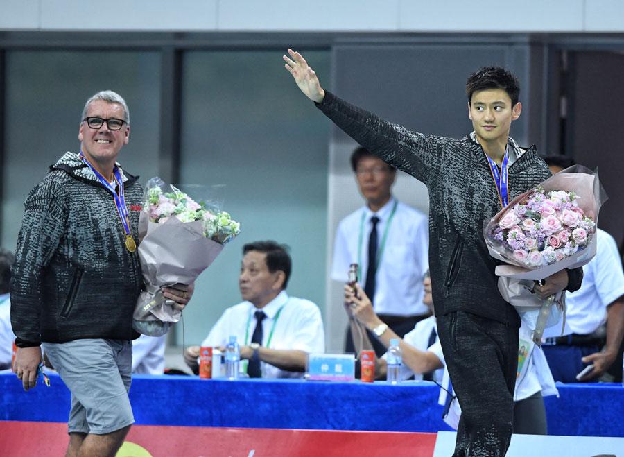 Ning Zetao and his Australian coach, Matt Brown, acknowledge the crowd after claiming men\'s 50m freestyle gold at China\'s National Games in Tianjin. (Photo provided to China Daily)
