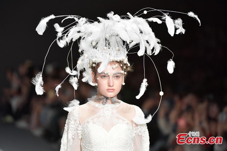 A model wears a headwear of the brand She\'s during the 2019 Shenzhen Fashion Week in Shenzhen City, South China’s Guangdong Province, March 17, 2019. (Photo: China News Service/Chen Wen)