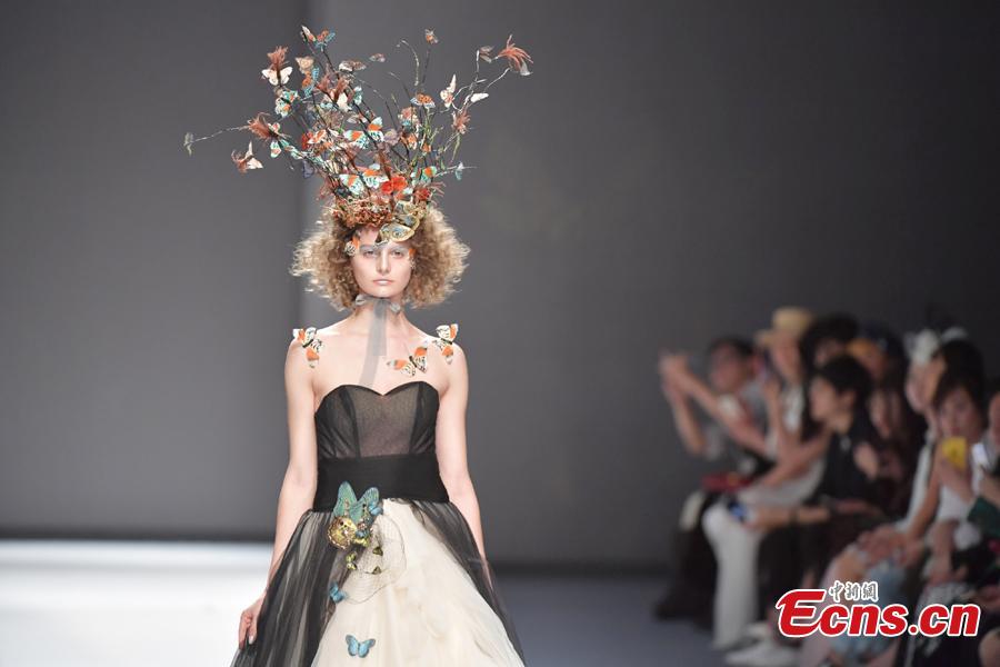 A model wears a creation by brand She\'s during the 2019 Shenzhen Fashion Week in Shenzhen City, South China’s Guangdong Province, March 17, 2019. (Photo: China News Service/Chen Wen)