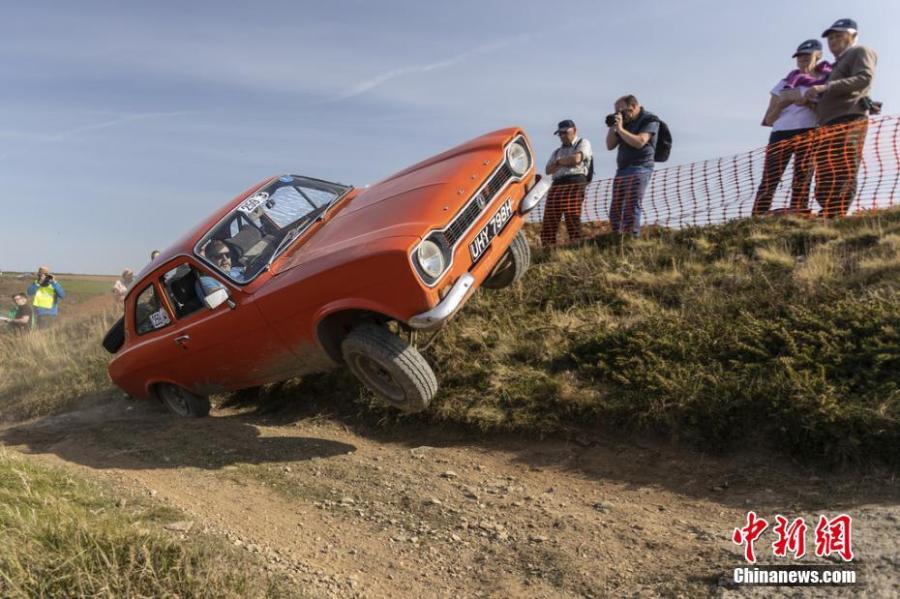 An antique car competes in the 97th Land\'s End Trial in Cornwall, England, April 19, 2019. Organized by the Motor Cycling Club, the oldest club of its kind in Britain, the original idea of the competition was to enable motorcyclists to test their endurance skills. (Photo/IC)