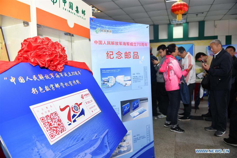 Citizens line up to buy commemorative envelopes at a shop in Qingdao, east China\'s Shandong Province, April 23, 2019. A set of philatelic items were issued on Tuesday to mark the 70th founding anniversary of the Chinese People\'s Liberation Army (PLA) Navy. (Xinhua/Zhu Zheng)