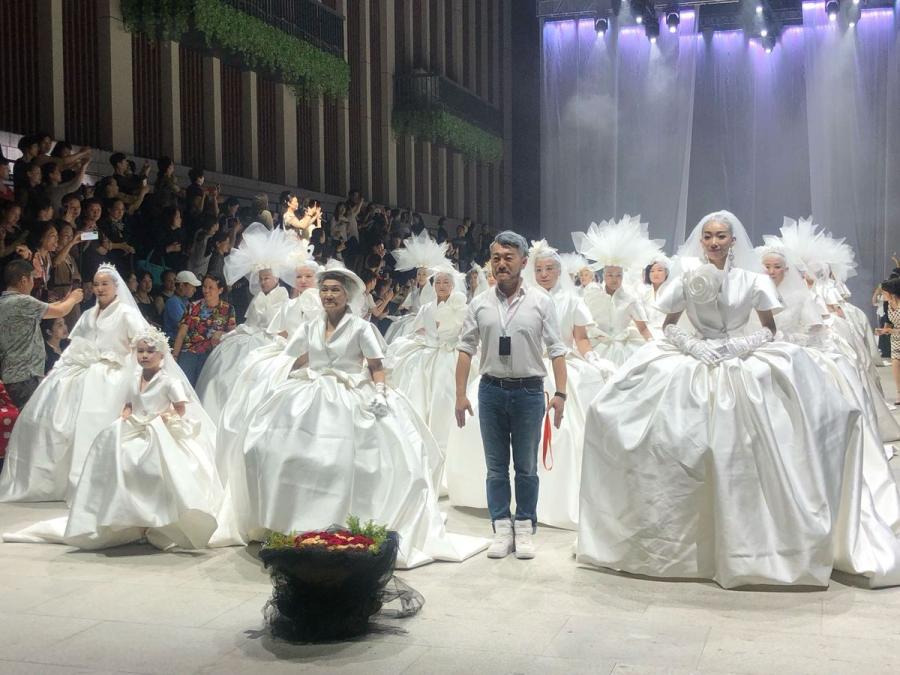 100 women with an average age of 55 walk in wedding dresses during a show on Mother\'s Day in Wuhan, capital of Central China\'s Hubei Province, on May 12, 2019. The eldest was 80 years old. The models prepared for nearly a month, training five to six hours a day.  (Photo/chinadaily.com.cn)