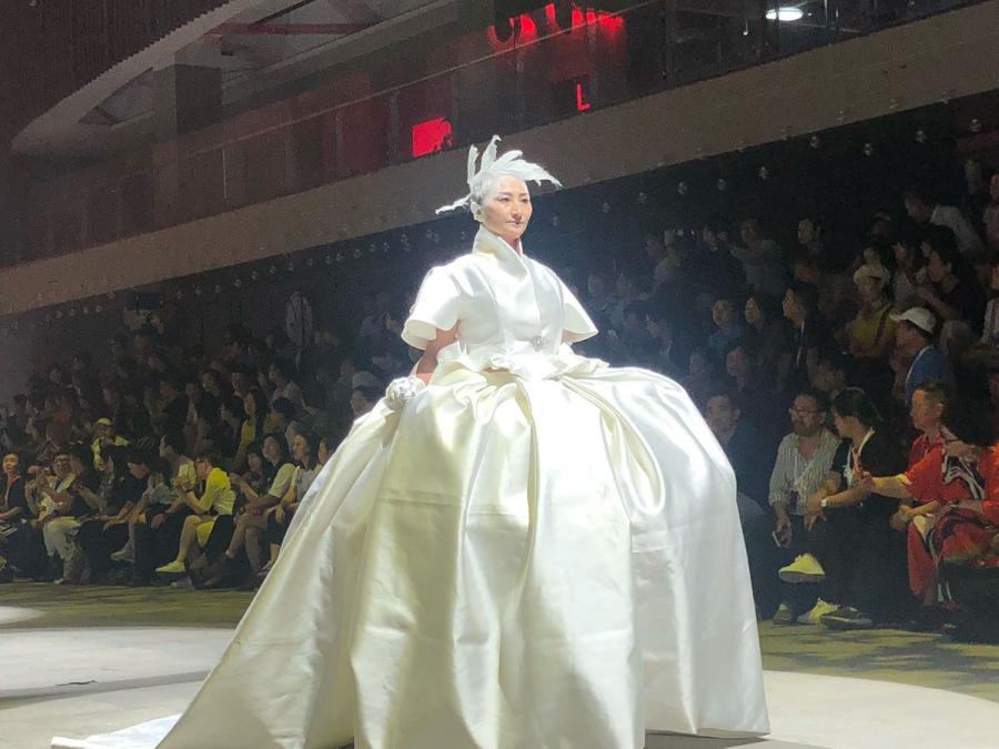 An elderly model is seen backstage at the Mother\'s Day show in Wuhan.  (Photo/chinadaily.com.cn)