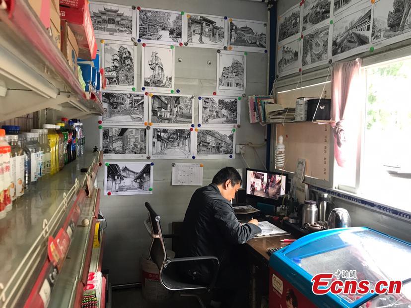 Bai Wei, 52, a guard in a driving school in Southwest China\'s Chongqing Municipality, works on a pen drawing. Bai has created over 20 pen drawings about Chongqing\'s famous tourist attractions during his spare time. Bai said he wants to record Chongqing\'s rapid progress with the pen drawings. (Photo: China News Service/Xiao Jiangchuan)