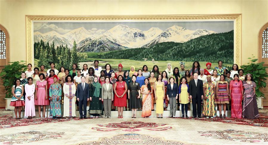 Peng Liyuan, wife of Chinese President Xi Jinping, poses for a photo with a group of international graduate students from China Women\'s University (CWU) at the Great Hall of the People in Beijing, capital of China, May 30, 2019. The students are from CWU\'s International Master\'s Program of Social Work in \