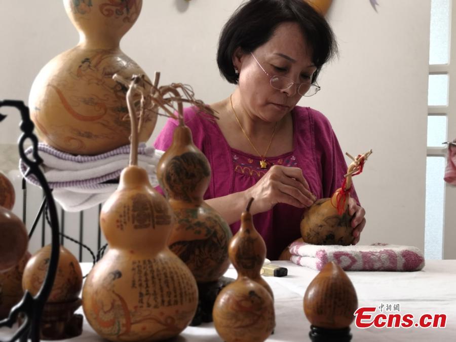 Craftswoman makes vivid gourd carvings in Gansu - Headlines, features,  photo and videos from , china, news, chinanews, ecns
