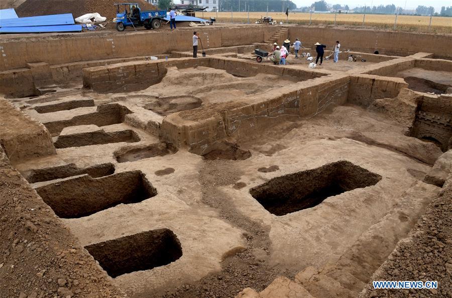 Archaeology staff members work at the family tomb of bronzeware artisans of the Shang Dynasty in Anyang, central China\'s Henan Province, June 5, 2019. Archaeologists in central China\'s Henan Province said they have identified 42 tombs unearthed since 2017 to be a family tomb of bronzeware artisans dating back over 3,000 years. (Xinhua/Li An)