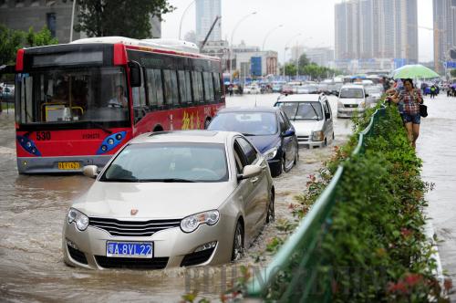 CITY OF WATER: Vehicles pass through a submerged street in Wuhan, central China's Hubei Province, on June 18 (HAO TONGQIAN)