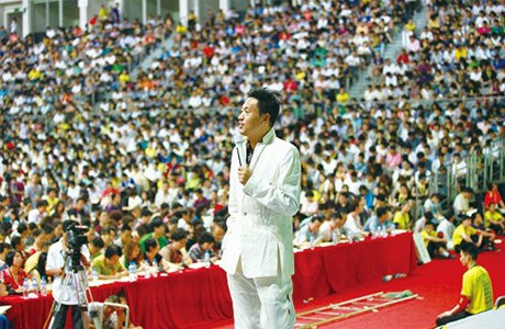 Liu Yimiao is worshiped by his fans in a rather pragmatic way - one lesson costs each trainee up to 300,000 yuan ($46,500). 