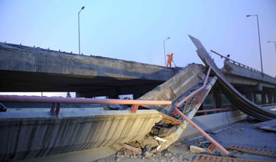 Gaps appeared in the middle section of the No. 3 Qianjiang River Bridge in Hangzhou, capital city of East China's Zhejiang Province, injuring a truck driver.