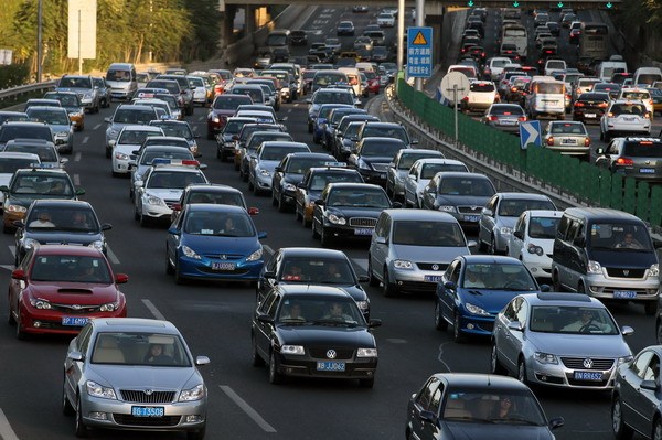 Traffic congestion on Beijing's north Fourth Ring Road shows few signs of easing during the afternoon rush hours on Thursday, as the capital marked the annual World Car Free Day. [Photo by Wang Jing/C