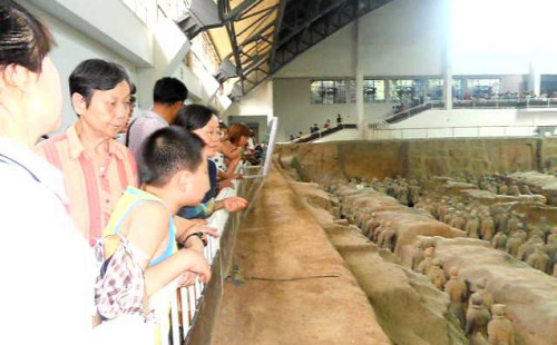 Visitors admire terra-cotta soldiers in the Qinshihuang Mausoleum Museum in Xian, capital of northwestern Chinas Shaanxi province.