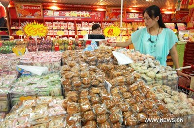 Guaranteed demand for mooncakes C an essential traditional confection eaten during Mid-Autumn Festival C has lured many new competitors to this year's market.