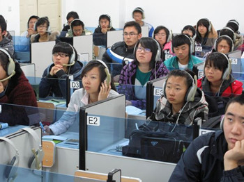 It's not Shakespeare, but popular culture provides exposure to everyday English. These freshmen at Qiqihar University are watching the animated movie Ice Age 2 in their English class. [Photo/ China Da