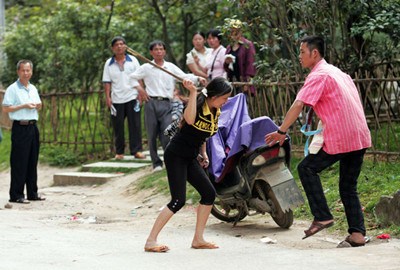 Photo shows spousal abuse in China in the past years. [Photos provided to China Daily]