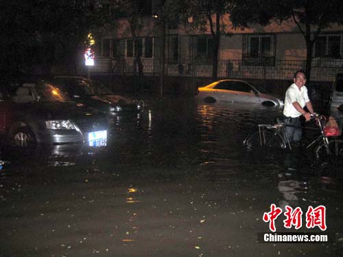 Tens of cars were immersed in water, and pedestrians had difficulties moving.