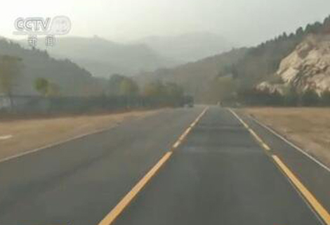 A 300-meter-long abandoned road in a Beijing suburb has been changed into a road that cansing. (Photo from video screensnap)