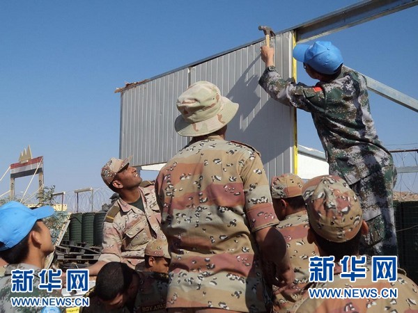 The officers and men of China and Egypt are cooperating closely with each other. (Photo by Shao Xuesong)