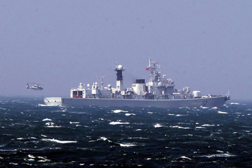 A warship powers across the sea during a China-Russia joint sea exercise held from April 22 to 27 in the Yellow Sea. [Photo: Xinhua]