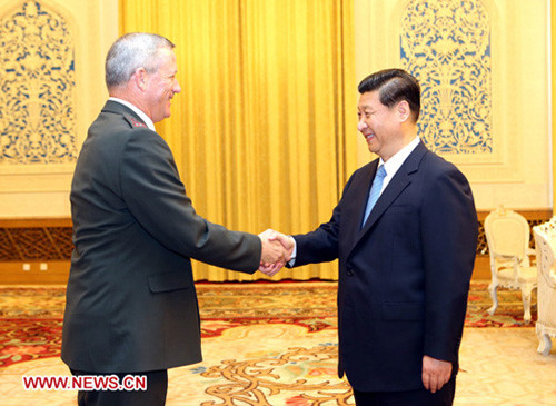 Chinese Vice President Xi Jinping (R) shakes hands with the visiting Israeli Defense Force Chief of Staff Benny Gantz in Beijing, capital of China, May 22, 2012.(Xinhua/Yao Dawei)