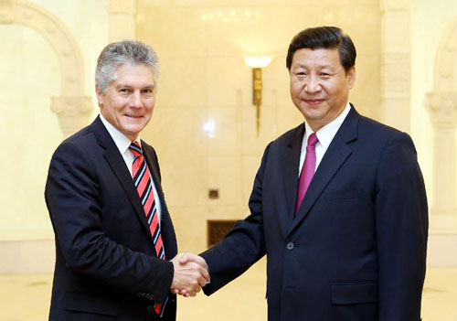 Chinese Vice President Xi Jinping (R) meets with Australian Defense Minister Stephen Smith at the Great Hall of the People in Beijing, capital of China, June 6, 2012. (Xinhua/Yao Dawei)