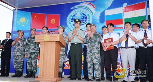 A delegation composed of representatives from Chinese enterprises, Chinese nationals and overseas Chinese in Tajikistan went to visit Chinese officers and men participating in the Peace Mission 2012 joint anti-terrorism military exercise held by the mem