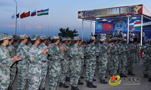 A grand visiting ceremony is in session at the camping village. (PLA Daily/Li Jing)