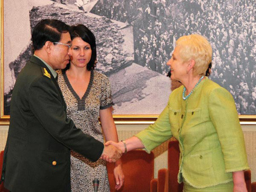 Xu Caihou (L), vice chairman of China's Central Military Commission, shakes hands with Lithuanian Parliamentary Speaker Irena Degutiene during their meeting in Vilnius, Lithuania, on July 9, 2012. (Xinhua/Guo Qun)