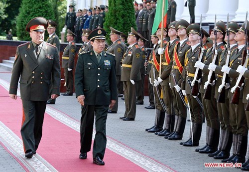 Belarusian Minister of Defense Yuriy Zhadobin (L) and visiting Vice Chairman of China's Central Military Commission Xu Caihou (2nd L) review a guard of honor during a welcoming ceremony in Minsk, July 11, 2012. (Xinhua/Jiang Kehong)